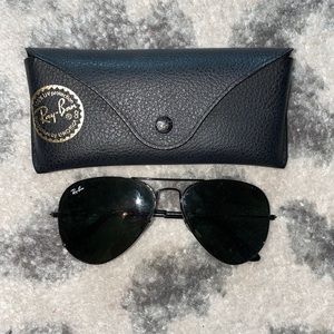 Black Ray-ban aviators